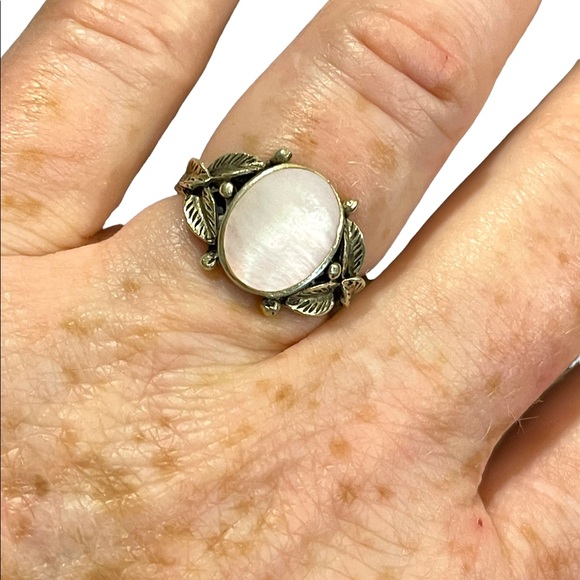 Vintage Jewelry - Vintage sterling silver 925 ornate Pearl ring leaves Mother Of Pearl